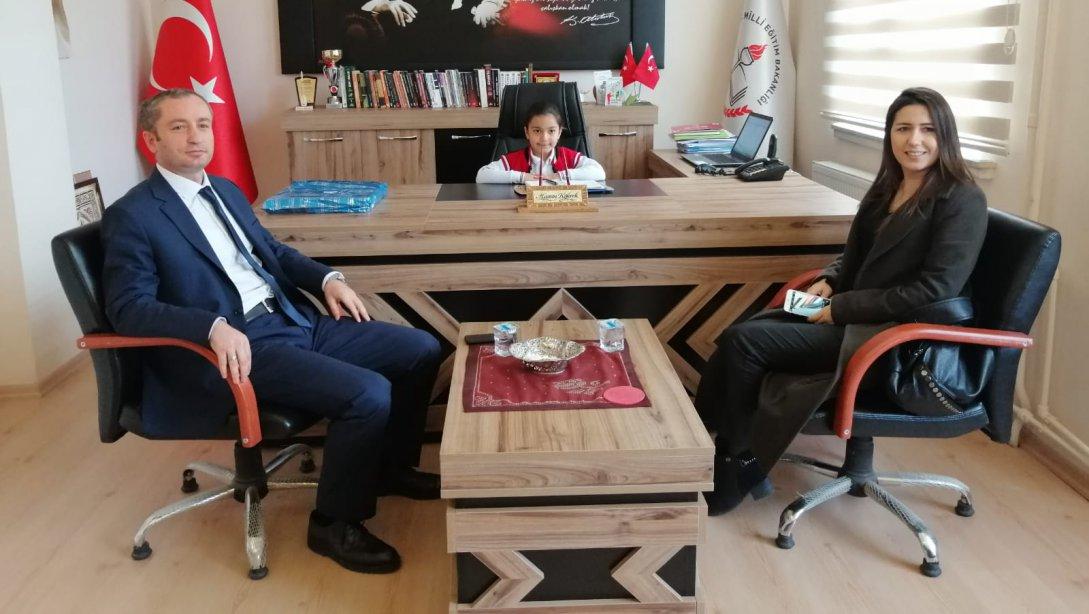 23 Nisan Ulusal Egemenlik ve Çocuk Bayramı Münasebetiyle İlçe Milli Eğitim Müdürü Koltuğuna Atatürk İlkokulu Öğrencisi Berra AKSAN Oturdu
