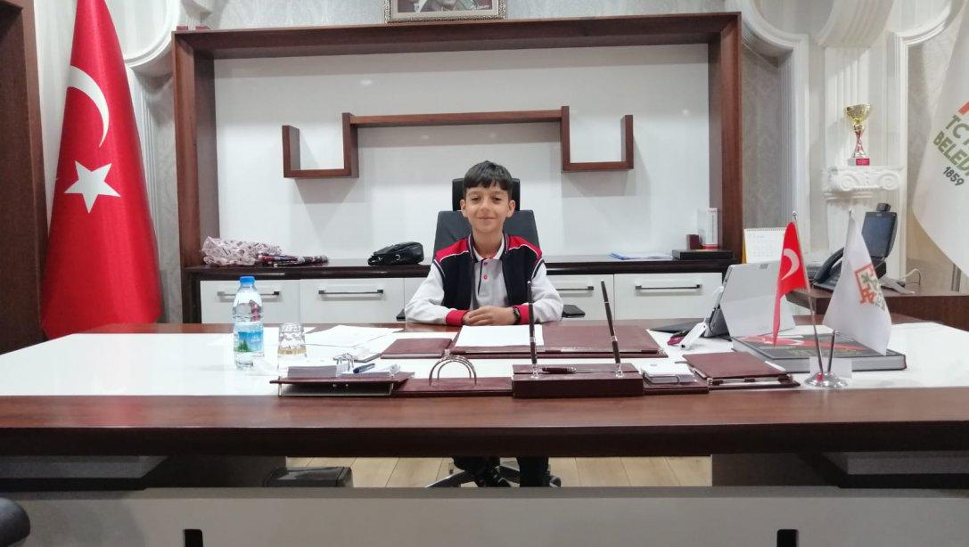 Belediye Başkanlığı Koltuğuna Atatürk İlkokulu Öğrencisi Eren ZÖNGÜR Oturdu