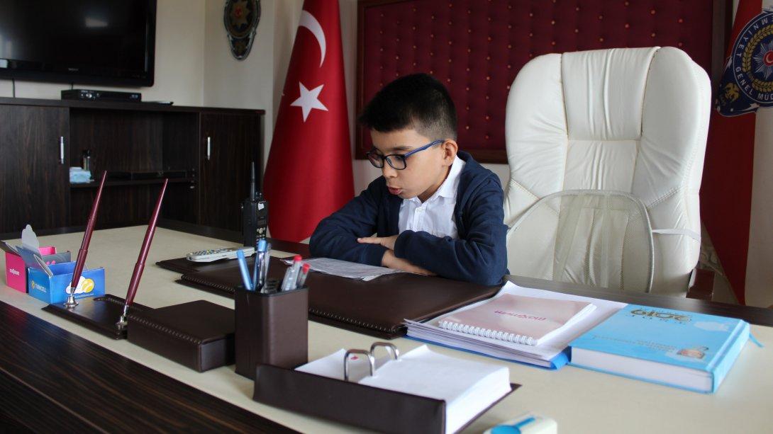 23 Nisan Ulusal Egemenlik ve Çocuk Bayramı Münasebetiyle İlçe Emniyet Müdürü Makam Koltuğuna Atatürk İlkokulu Öğrencisi Atilla Han YAZAR Oturdu